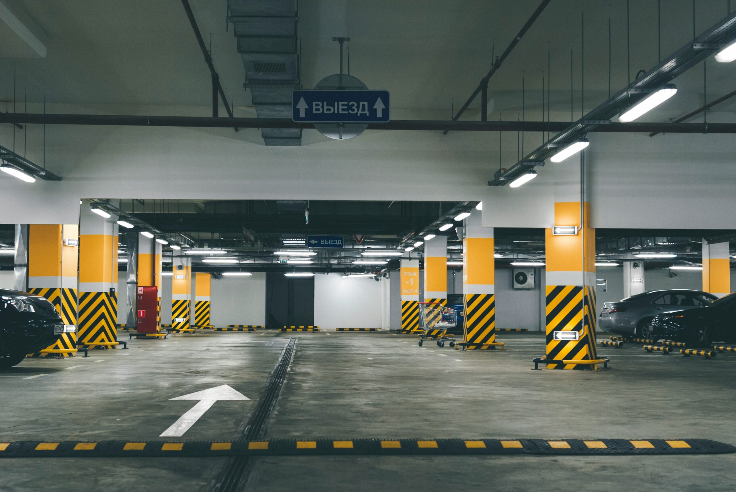 Aparcamiento subterráneo señalizado