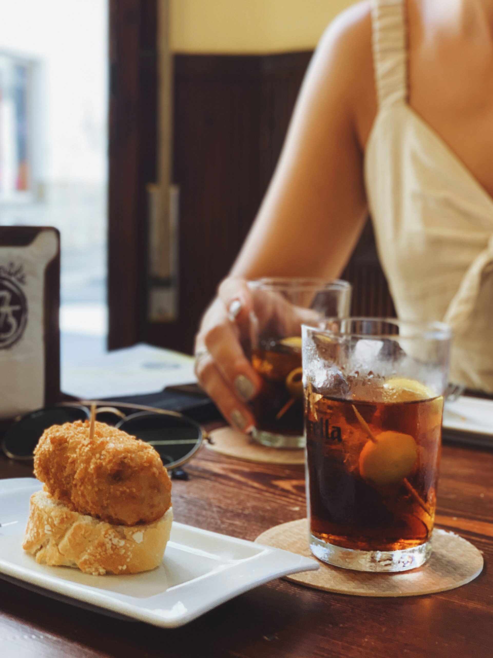 Vermú con aceituna y croqueta en un bar de Toledo