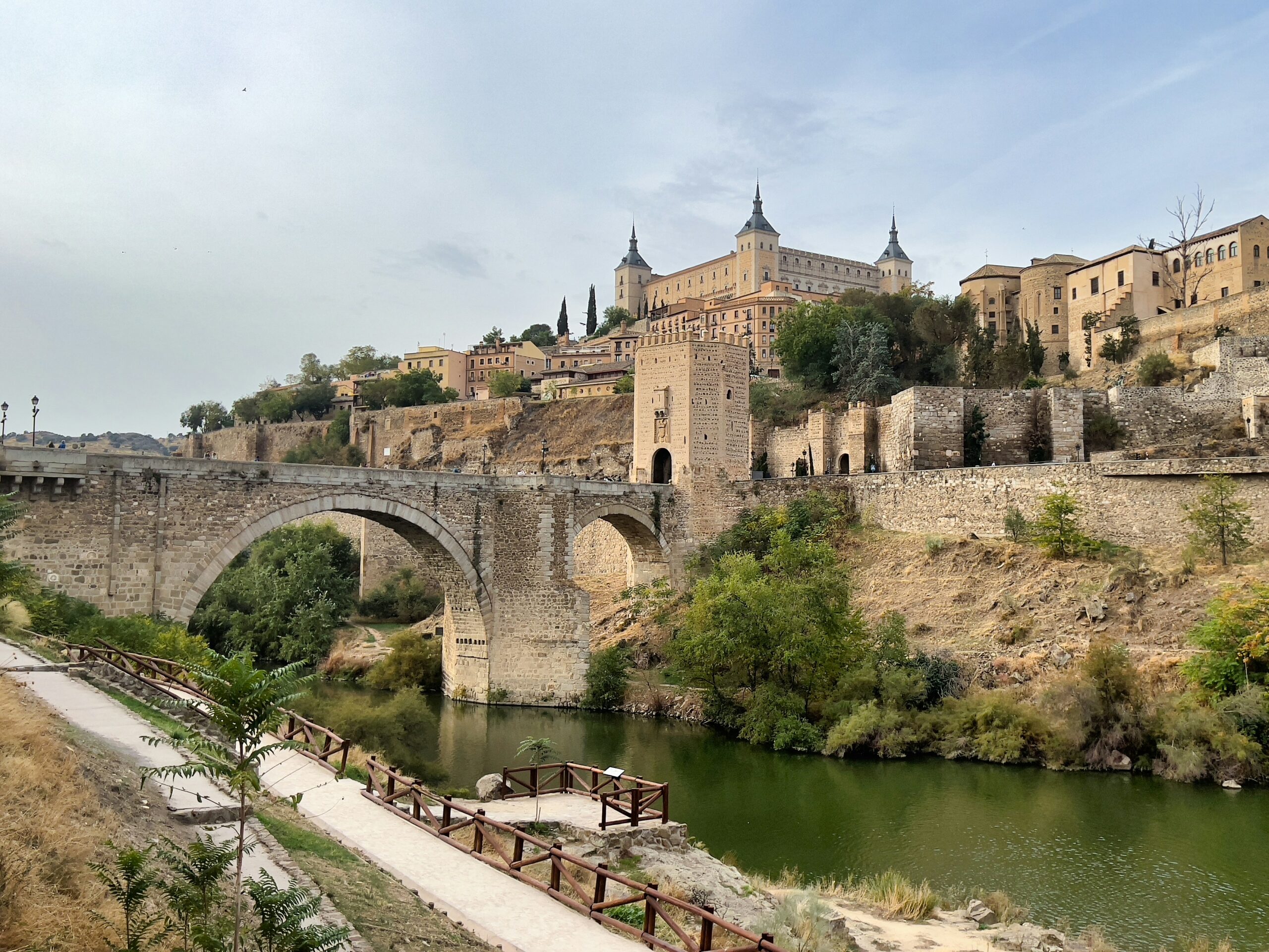 El Alcázar de Toledo visto desde el puente sobre el Tajo